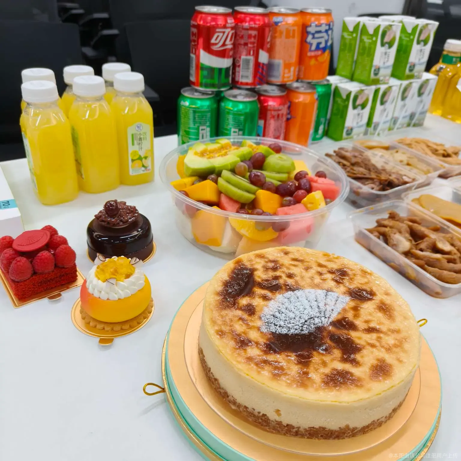 团队生日会的蛋糕与水果