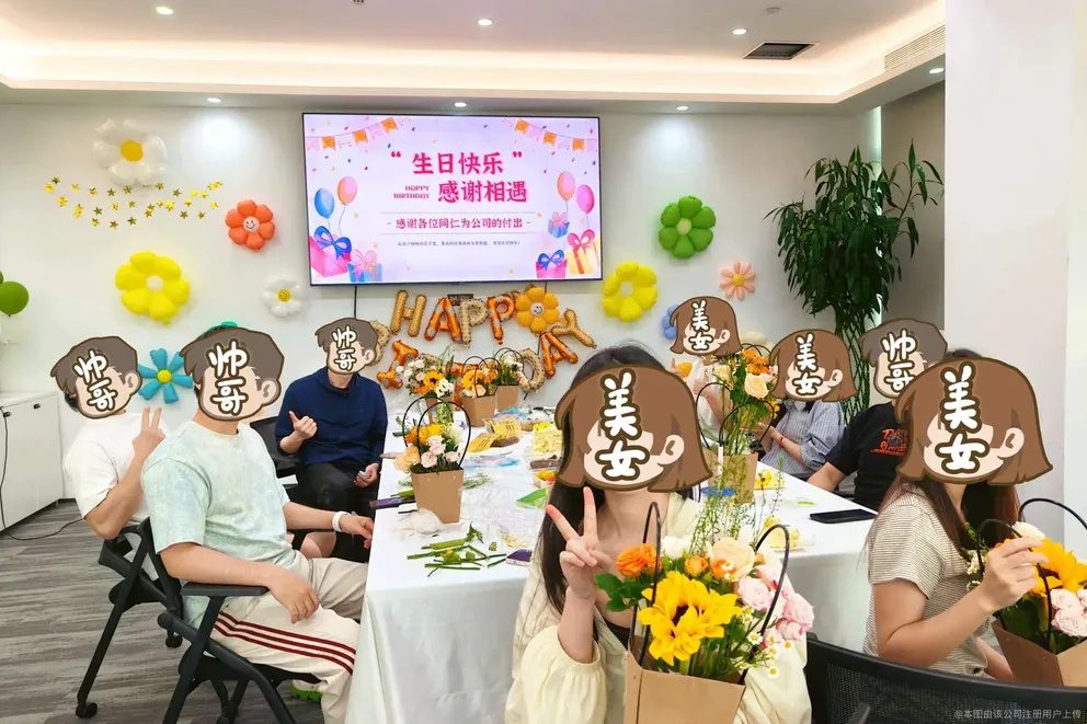 团队活动中的多人合影，面部已遮挡
