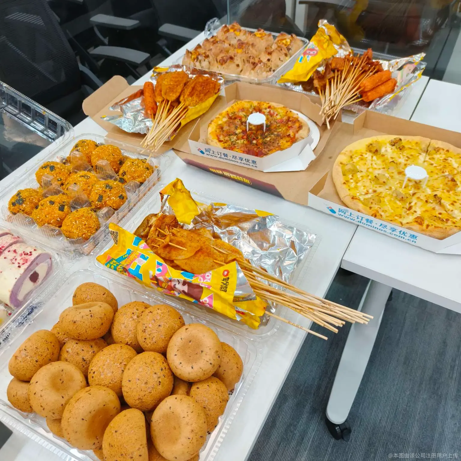团队活动中的披萨与零食